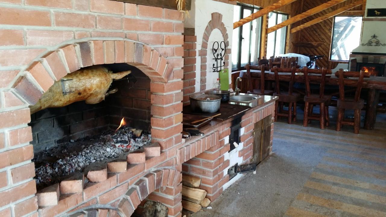 Cabana Barlogul Lupilor Villa Berevoesti Exterior foto